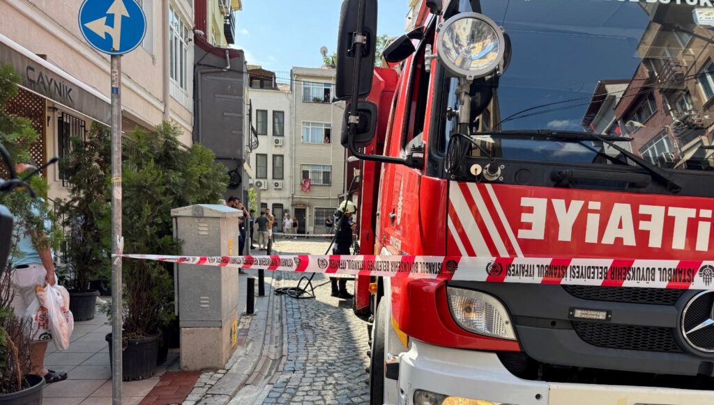 besiktasta yangin panigi KNY77Zhq