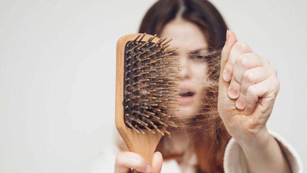 dr bilgin kadinlarda sac dokulmesi genetikle sinirli degil stres beslenme ve hormonal dengesizlikler de buyuk rol oynuyor OTkuttcD