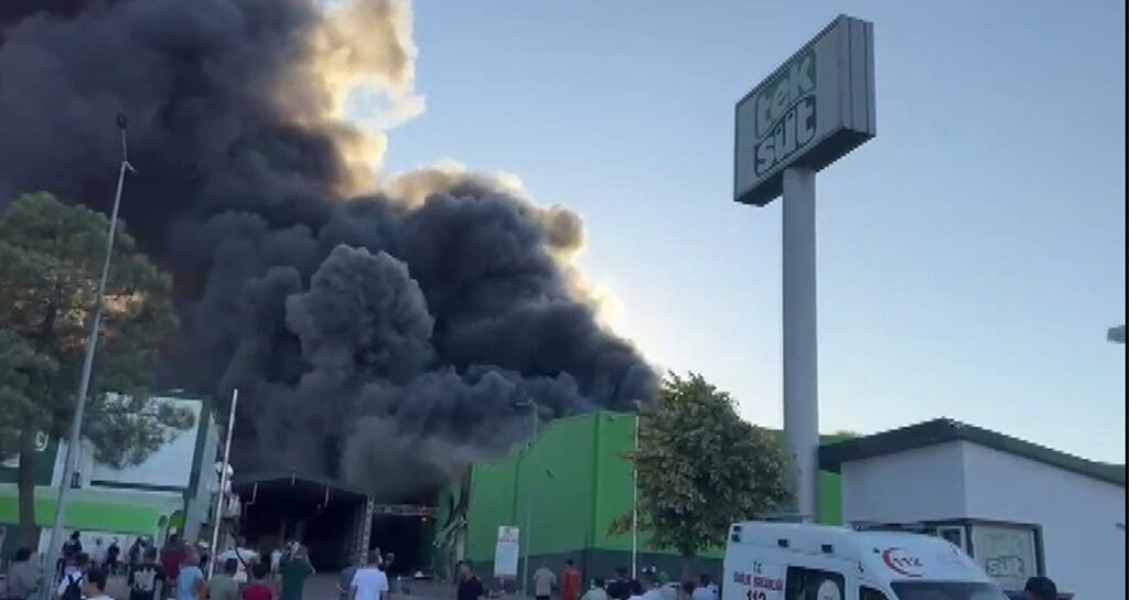 fabrika alev alev yandi 2 kisi hayatini kaybetti ffY6nN4b