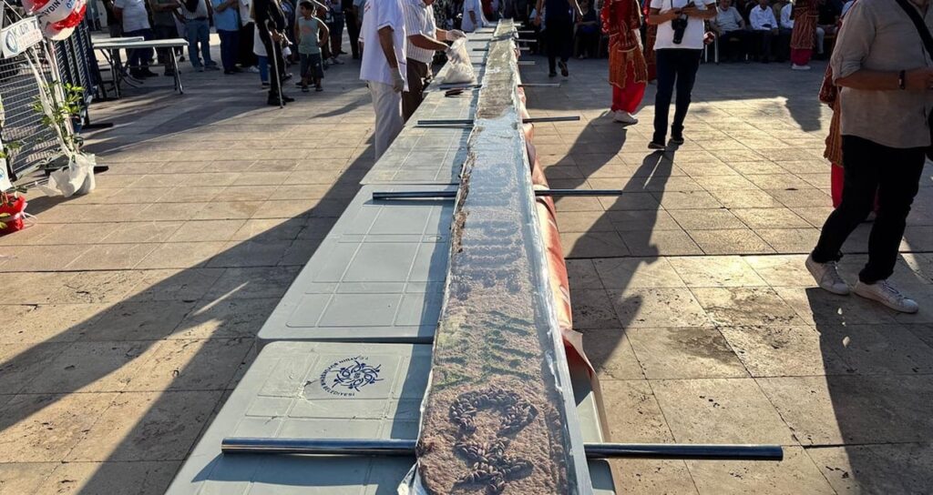 karacasuda 13 metrelik tahinli pide rekoru festivalde gozler usta ellerdeydi DH43GtTJ