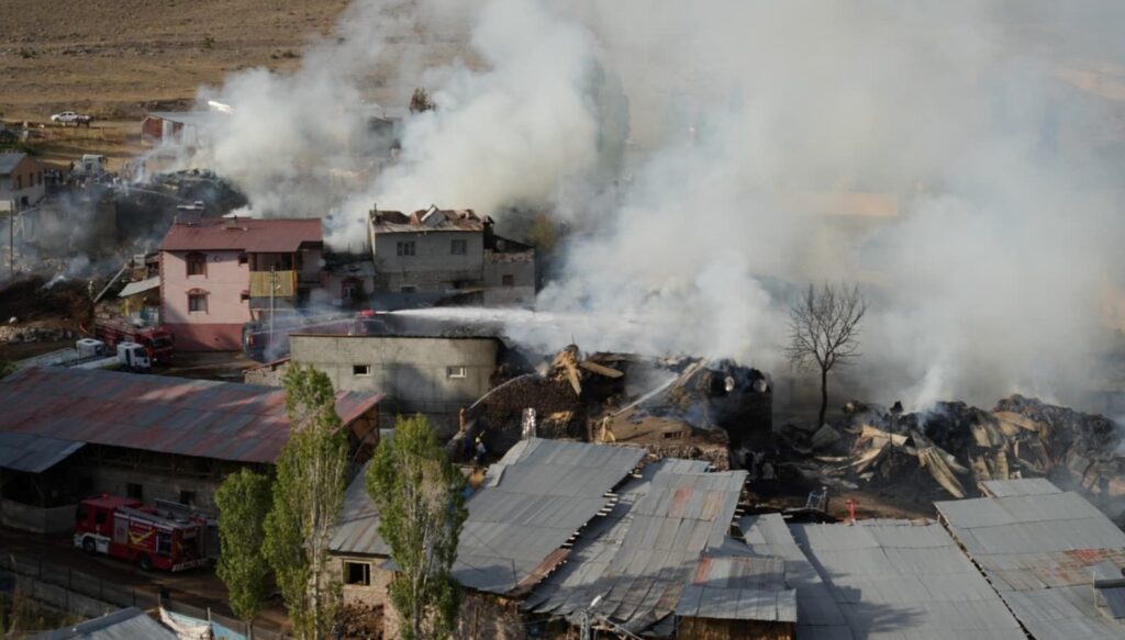erzurumda kirsal mahallede yangin cok sayida ev zarar gordu MeHKzjri