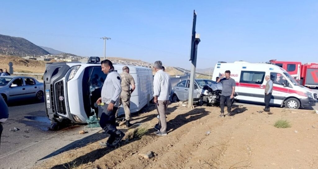 gaziantepte minibus ile otomobil carpisti 6 yarali LT8G9a75