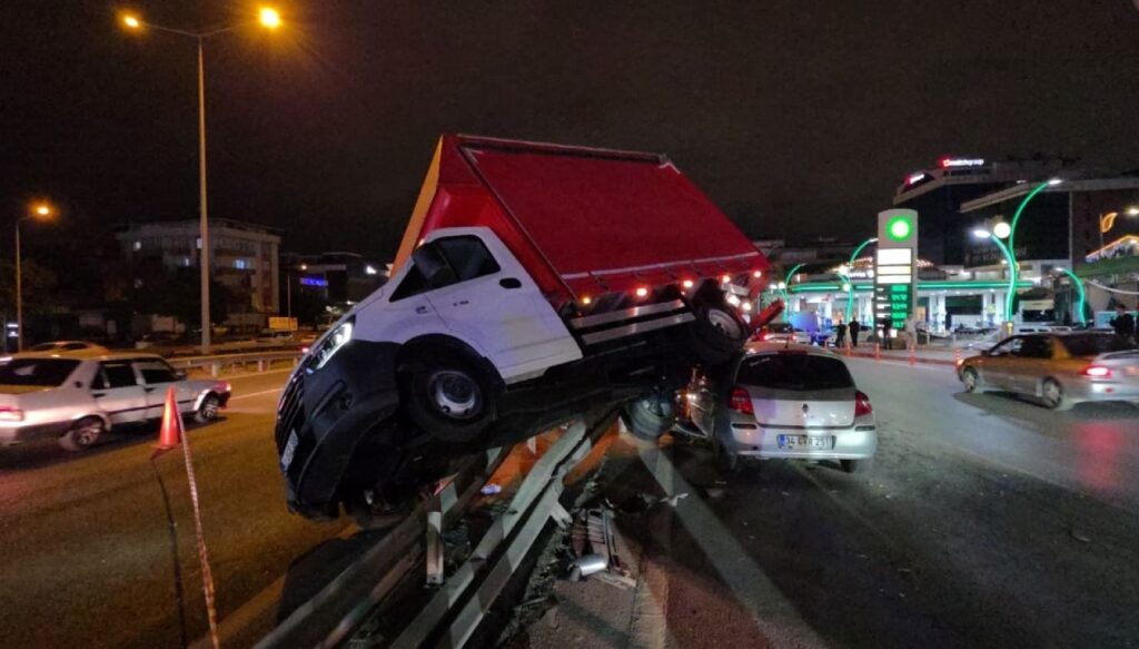 otomobille carpisan kamyonet bariyerlere cikti 3 yarali pdr9dhXZ