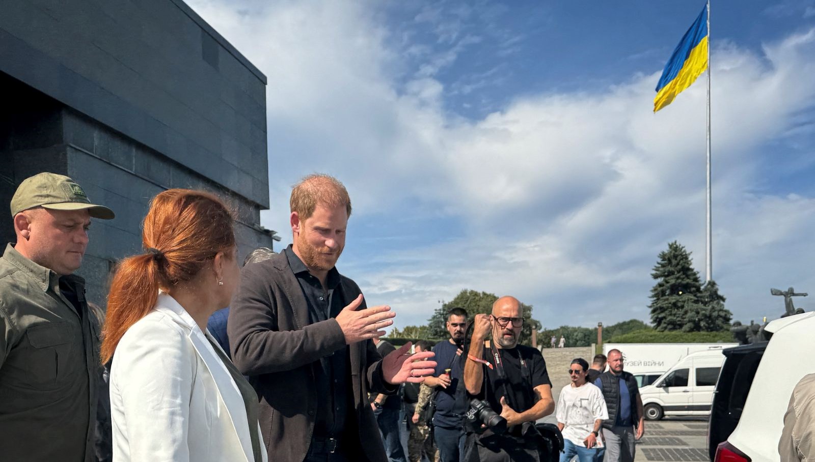 prens harry kieve gitti savasin izlerini yerinde gozlemledi c5fhnxfx