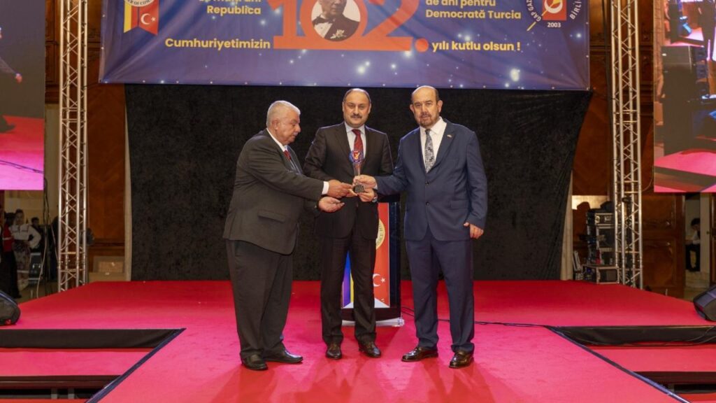 baskan gulpinara yilin en basarili belediye baskani odulu 2KUB3Mvi.jpg