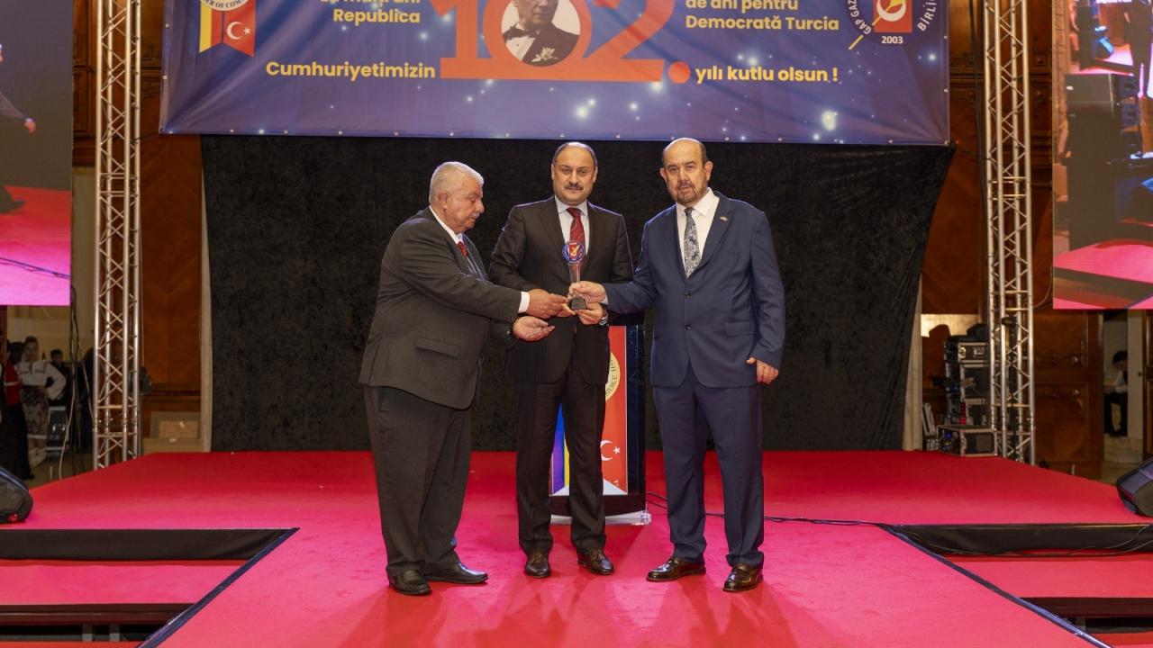 baskan gulpinara yilin en basarili belediye baskani odulu 2KUB3Mvi.jpg