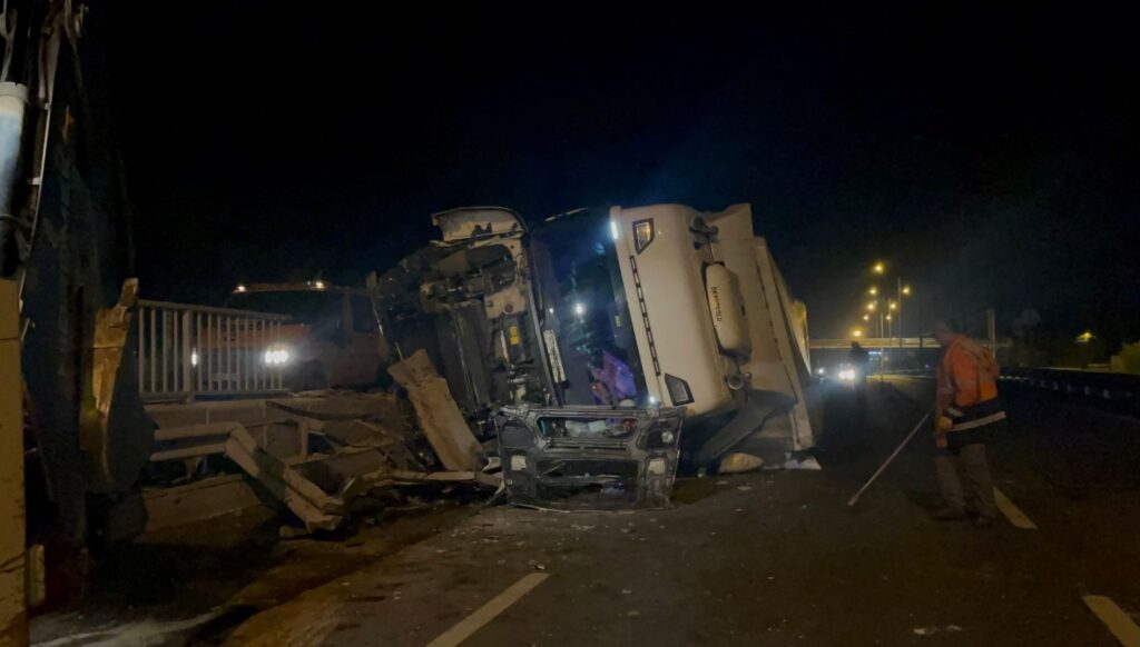 eskisehir ankara yolunda tir devrildi ulasimda aksama yasandi ImlMwXFr.jpg