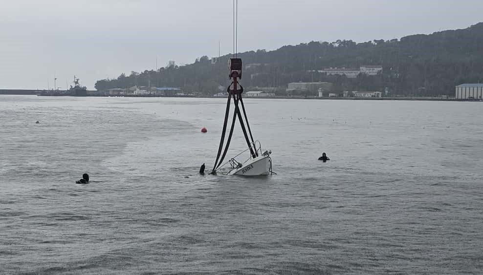 firtinada batan mini yat vinc yardimiyla karaya cikarildi tfCbZ19T