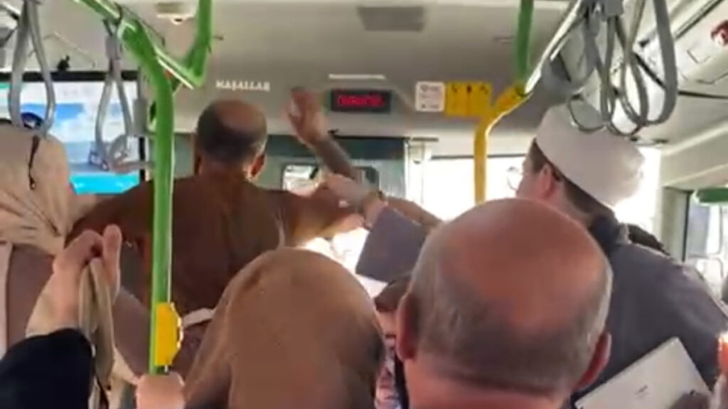 istanbulda iett otobusunde kart basma kavgasi OlpY3u7Y.jpg