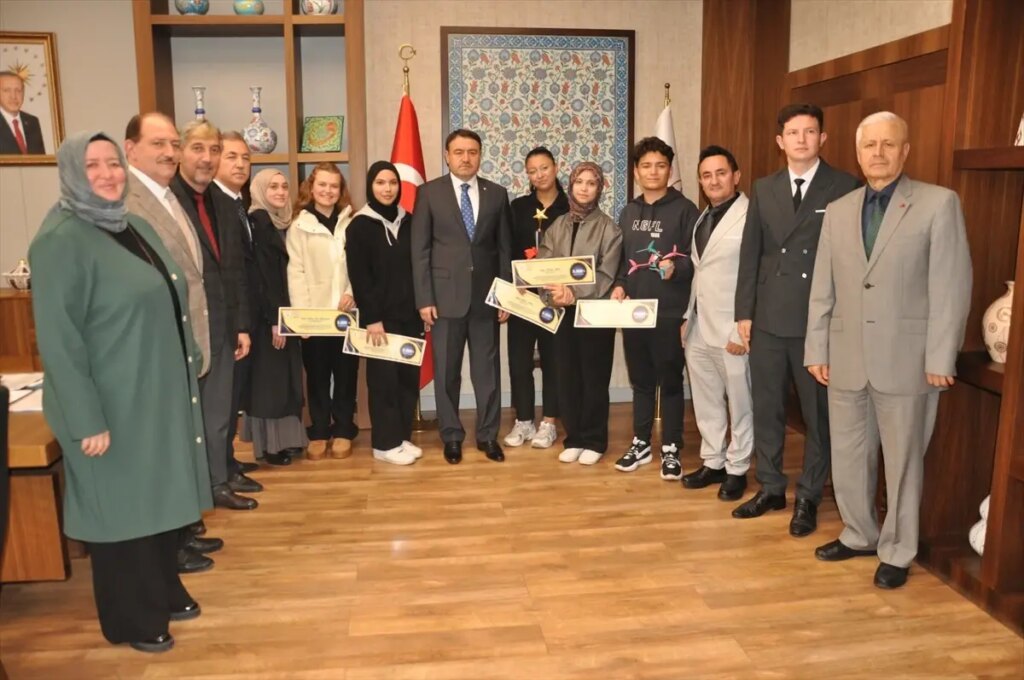 kutahyada ogrencilerin basarilari kutlandi aHi4XAvY.jpg