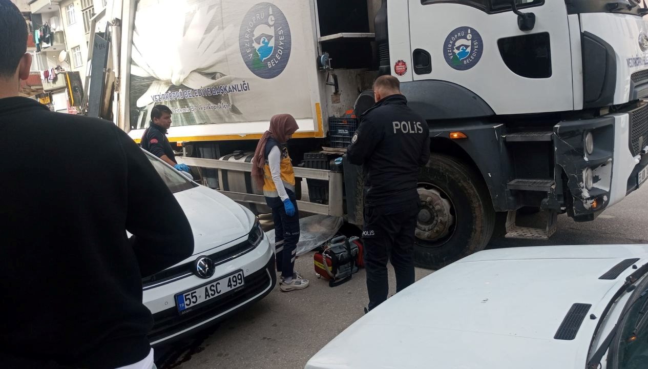 samsunda temizlik kamyonunun altinda kalan yaya oldu JF32vpnQ.jpg