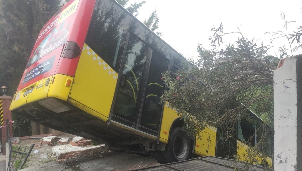 uskudarda iett otobusu kazasi MybGTXeL.jpg