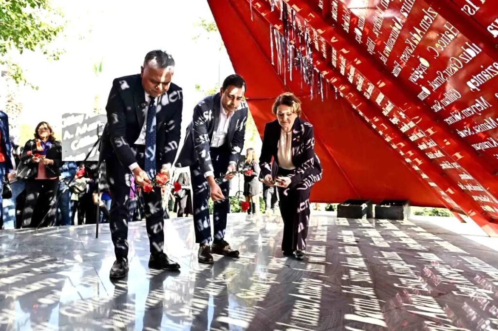 Kadına Yönelik Şiddetle Mücadele İçin Kırmızı Karanfiller Bırakıldı