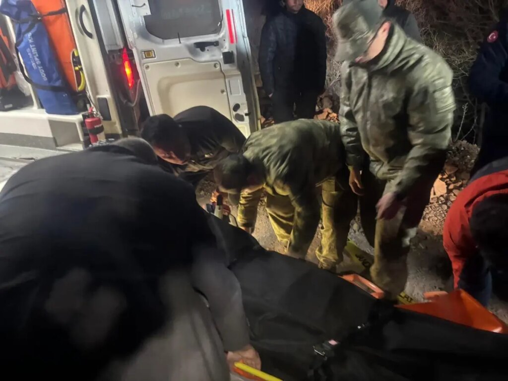 Kamyon Uçuruma Yuvarlandı: Şoför Hayatını Kaybetti