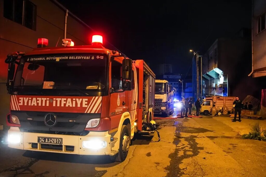 Küçükçekmece’de Hurdalıkta Yangın