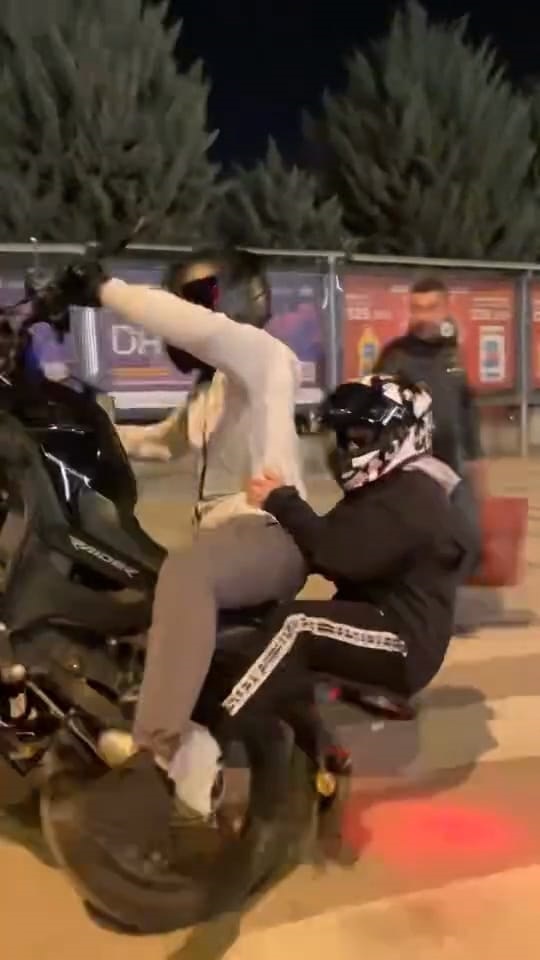 Motosikletle ön teker kaldırmak isterken yola savruldular