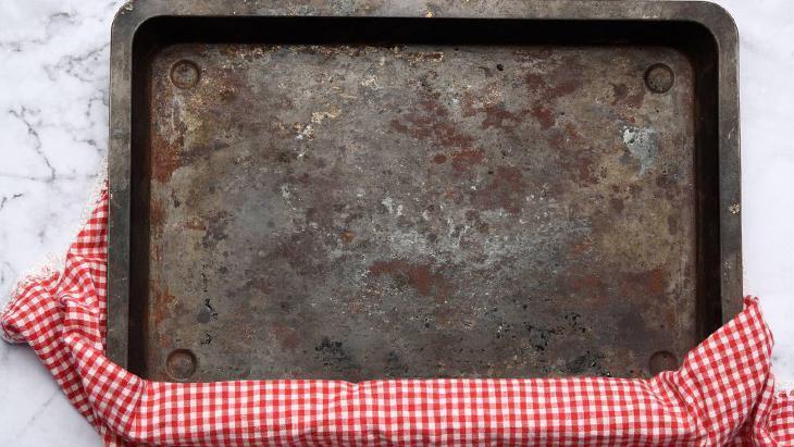 Yıllanmış tepsi kirlerini tek hamlede silin: Sihir gibi temizleme yöntemi