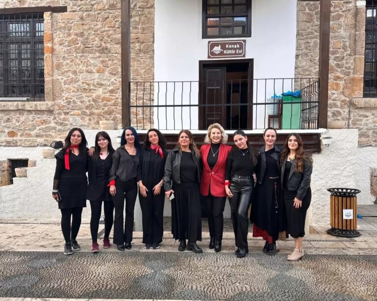 bahar-gelir-kirsehirdeki-kadinlarla-kultur-ve-sanat-bulusmasi-gerceklestirdi-FbdDBlrZ.jpg
