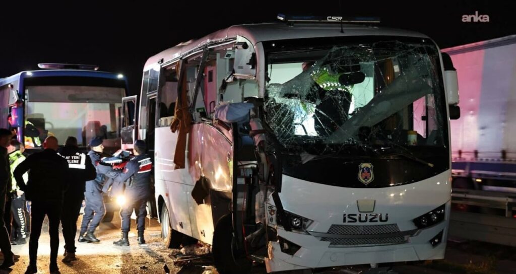 Cezaevi nakil aracı kaza yaptı: çok sayıda yaralı var